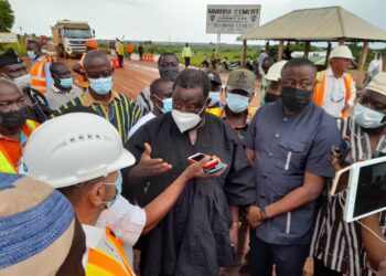 Roads minister inspects works at Buipe tollbooth, orders closure for 4 weeks.