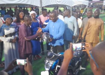 Damongo : MP for Damongo awards best performing teachers at Damongo.