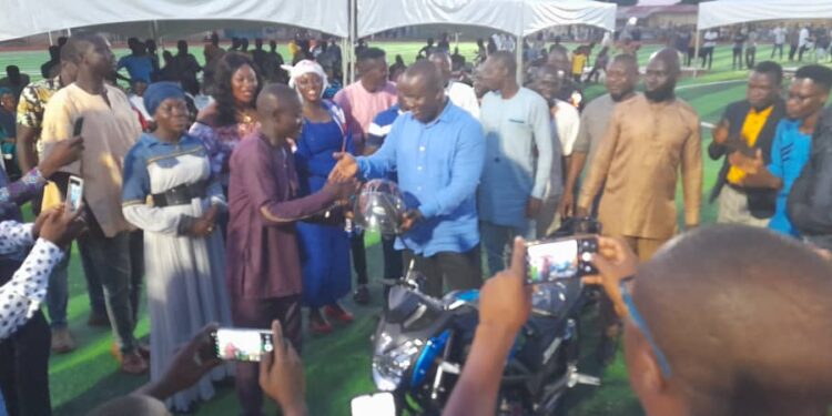 Damongo : MP for Damongo awards best performing teachers at Damongo.