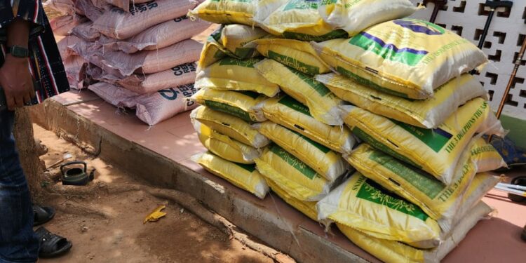 Dr. Mahamudu Bawumia supports Yagbonwura Bii- Kunuto Jewu Soale (I) with food items.