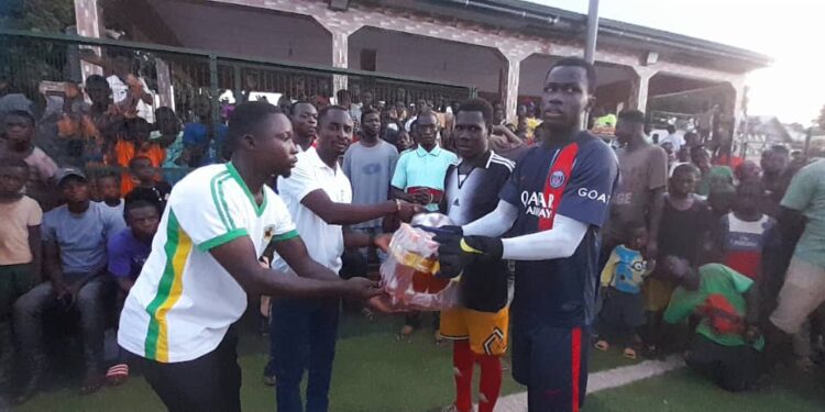 Assemblyman hopeful for Hangaline – Ngbaripe – Alhassankura supports local teams with footballs.