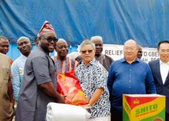 Chinese community in Ghana Donates Relief Items to Victims of Gbiniyiri Conflict in the Savannah Region